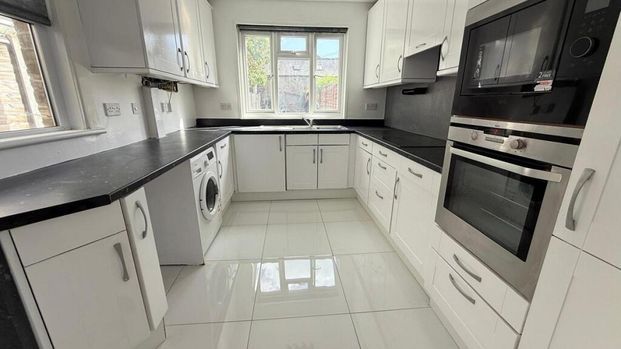 3 bedroom terraced house to rent - Photo 1