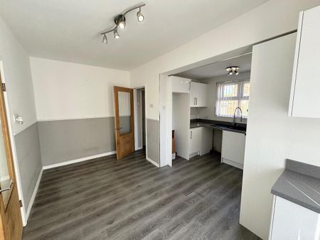 3 bedroom end of terrace house to rent - Photo 3