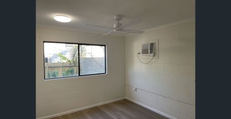 Bright & Renovated Unit in the Centre of Town! - Photo 2