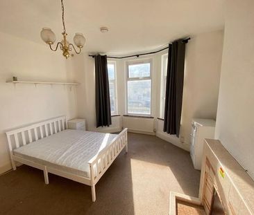 4 bedroom terraced house to rent - Photo 3