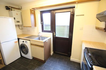 2 bedroom semi-detached house to rent - Photo 5