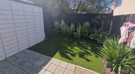 Modern 2 bedroom Townhouse! - Photo 3