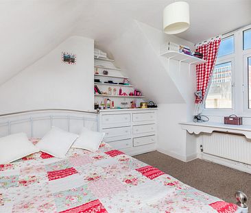 Two double bedroom terraced house with two outside spaces, moments away from Brighton city centre. Offered to let un-furnished. Available 20th July 2024. - Photo 1