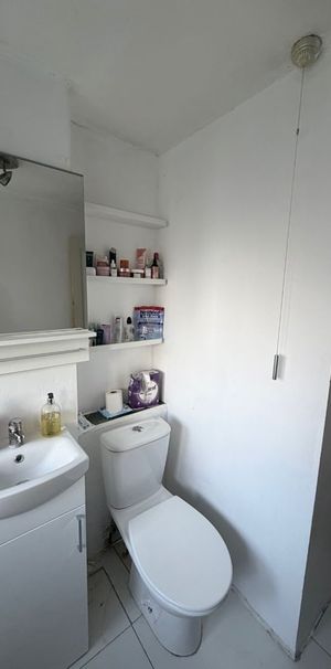 Room in a Shared Flat, London, SE25 - Photo 1