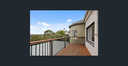 Bright and Spacious Duplex - Photo 4