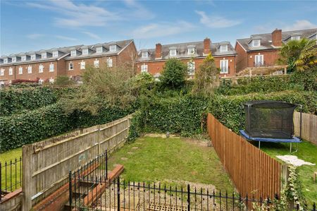 A family home in the popular St Lukes development, within a mile of the town centre and close to The Downs. - Photo 3