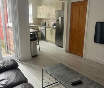 3 Bed Terraced House, Ruskin Avenue, M14 - Photo 2