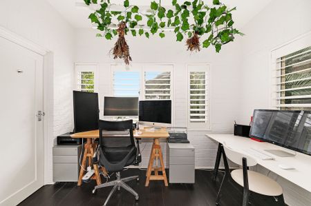 Immaculate two bedroom apartment with parking for three - Photo 3