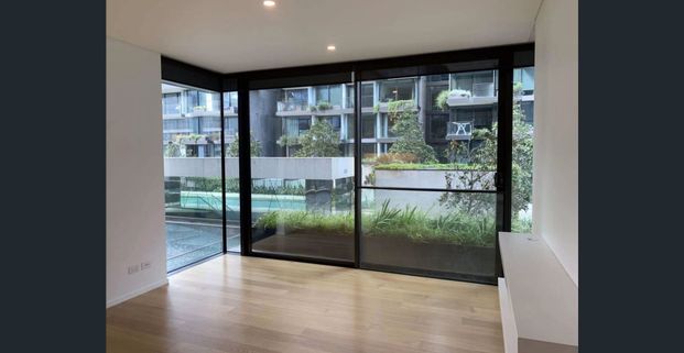 "Modern and spacious one bed suite in Central Park shopping mall building " - Photo 1