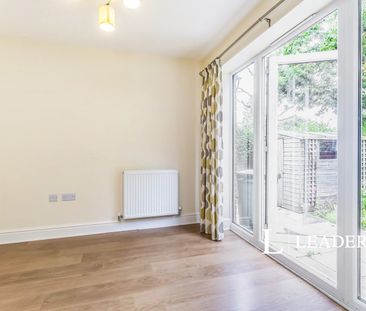 3 bedroom house to rent Hollow Trees Close, Off Hollow Trees Drive,... - Photo 2
