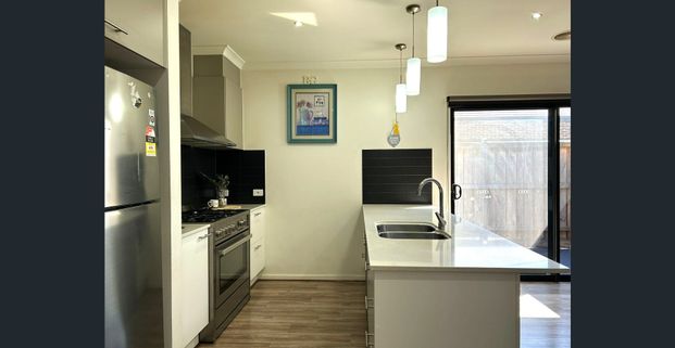 Effortless Style and Everyday Convenience in Cranbourne East!! - Photo 1