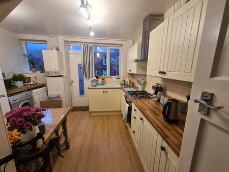 2 Bed - 26 Hartley Crescent, Woodhouse, Leeds - LS6 2LL - Student - Photo 4