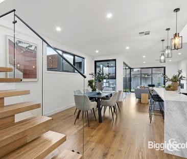 High-End Luxury - Townhouse in Family Orientated Location! - Photo 6