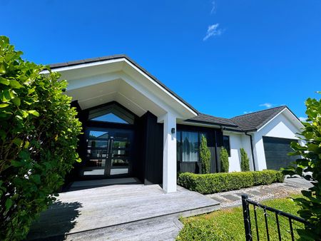 Discover comfort and style in this beautifully appointed Flagstaff luxury home, offering 5 bedrooms, including two with their own ensuites. - Photo 2