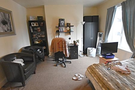 4 Bedroom Mid Terraced House - Photo 4