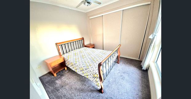 Room with ensuite $325 fully furnished - Photo 1