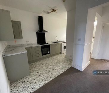 3 bedroom flat to rent - Photo 4
