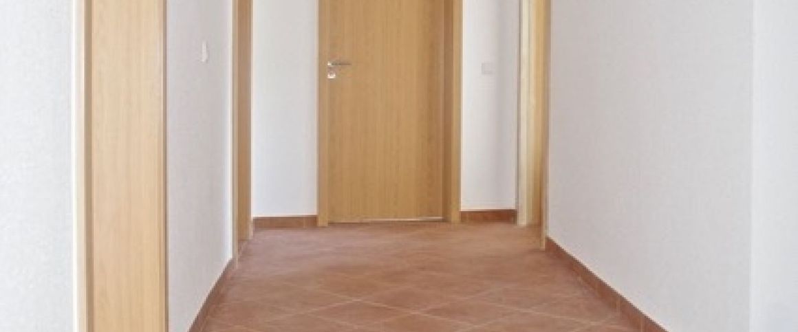Balkon • 4-Raum • Fussbodenheizung • Bad mit Eckwanne • Stellplatz • Laminat • Wärmedämmung • TOP! - Photo 1
