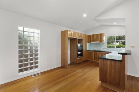 Spacious two bedroom home in the heart of Carnegie - Photo 3