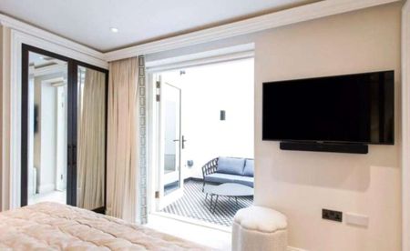 Immaculately presented apartment over the lower ground and ground floor with two balconies. - Photo 3