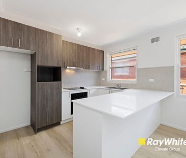 Freshly Renovated Top Floor Apartment - Stylish & Convenient Living - Photo 2