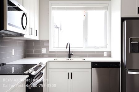 GREAT 3 BED, 2.5 BATH, 2 STOREY TOWNHOUSE, WITH AN ATTACHED DOUBLE TANDEM GARAGE IN THE COMMUNITY OF BELMONT - Photo 4