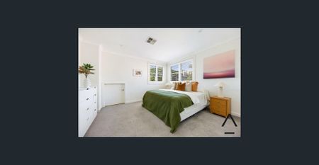 Stunning 4-Bedroom Family Home with Pool – Walk to Coogee Beach - Photo 2