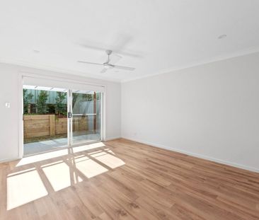 Modern Townhouse With Open-Plan Living - Photo 2