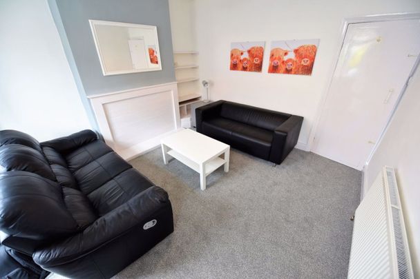 4 bedroom House in Hyde Park, Leeds - Photo 1