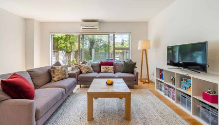 Modern family retreat in Karori - Photo 4