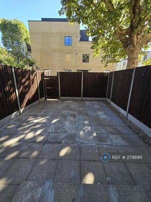 4 bedroom flat to rent - Photo 1