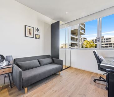 Sun drenched, cool and ultra private apartment with timber floors - Photo 5