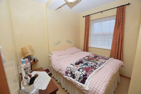 4 bedroom semi-detached house to rent - Photo 3