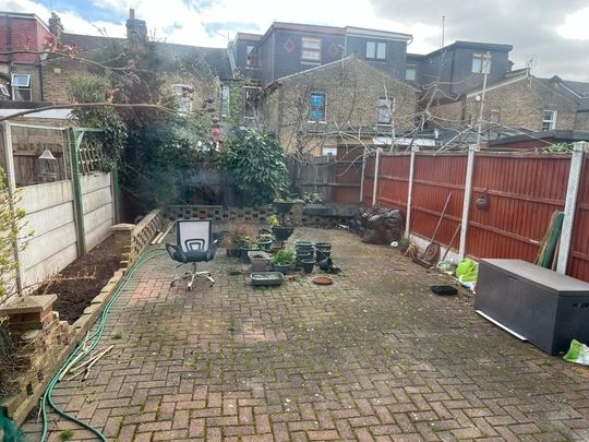 1 Bed Terraced House, Grove Green Road, E11 - Photo 1