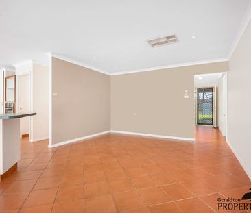 Spacious 4 x2 home with side access - Photo 2