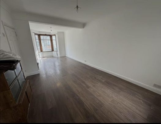 4 bedroom end of terrace house to rent - Photo 1