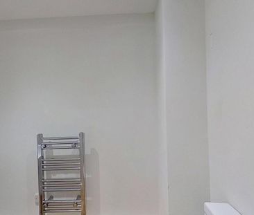 3 bedroom flat to rent - Photo 4