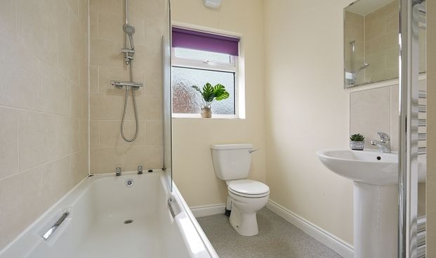 4 bedroom property with 2 bathrooms - Photo 1