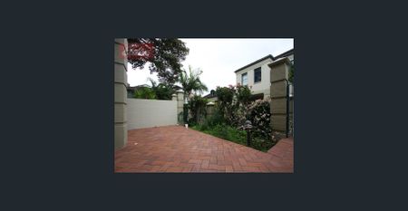 Superb Townhouse - Photo 5