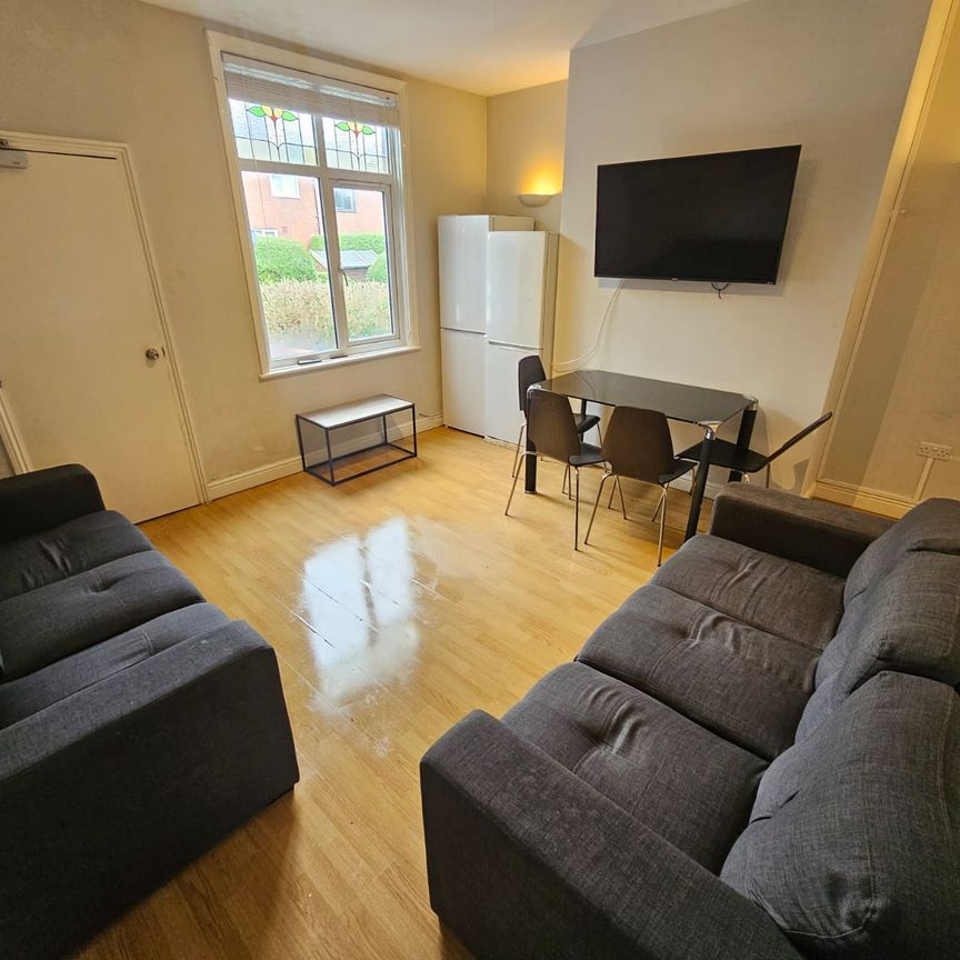 6 Bed - 137 Ash Road, Headingley, Leeds - LS6 3HD - Student - Photo 1