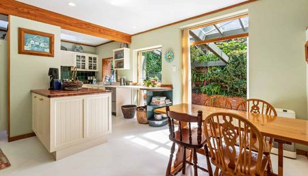 Beauty in Wadestown - Photo 2