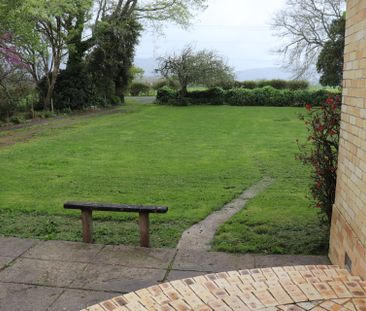 Large family home, rural lifestyle - Photo 3