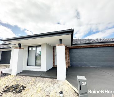 35 Dalhalla Circuit, Clyde North, VIC 3978 - Photo 4