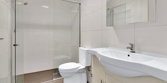 Perfectly Positioned One Bedroom in Alexandria - Photo 3