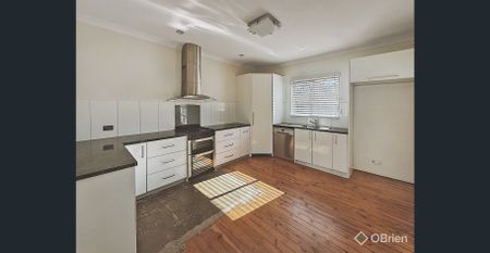 Charming 2-Bedroom Cottage in Quiet Location - Photo 4