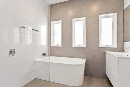 Recently refreshed family home - Photo 4