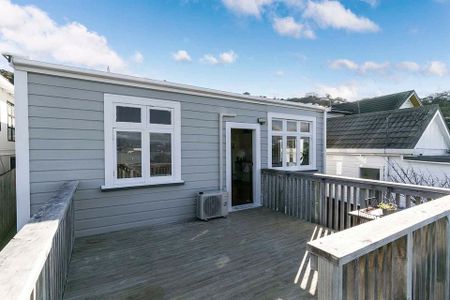 Furnished home in Lyall Bay SHORT TERM ONLY - Photo 2