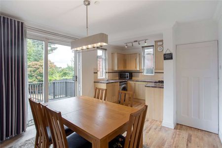 Delightful and bright, three bedroom semi detached family home in Round Green - Photo 4