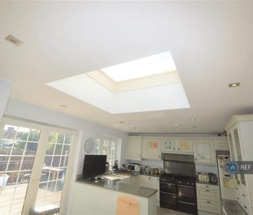 4 bedroom semi-detached house to rent - Photo 4