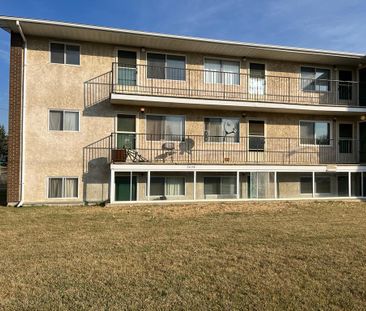 Bright 2 Bedroom Unit By Red Deer College!! - Photo 1